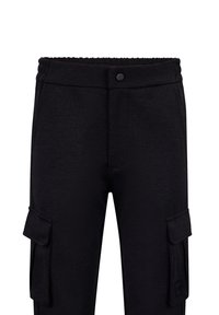 Zwarte cargobroek met een elastische tailleband, knoopsluiting, twee zijzakken en een gestructureerde stof met een gladde afwerking.