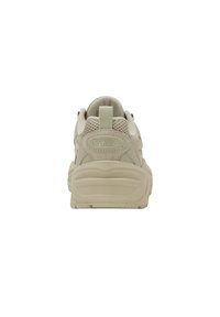 Béžová sneaker K-Swiss viděná z zadní strany s detaily z síťoviny a semiše a s poutkem na patě.