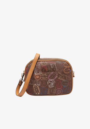 Borsa a tracolla marrone con esterno texturizzato e motivi a timbro a tema viaggio in vari colori. Tracolla in pelle liscia e cerniera.
