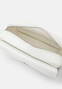 Calvin Klein DAILY CAMERA PEBBLE - Torba čez telo - bright white