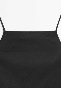 Schwarzes ärmelloses Oberteil mit dünnen Spaghettiträgern und quadratischem Ausschnitt, aus strukturiertem Stoff gefertigt.