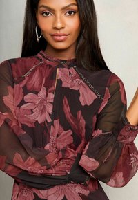 Lipsy REGULAR FIT-PRINTED LONG SLEEVE UNDERBUST MIDI - Vapaa-ajan mekko - purple