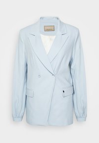 Blazer azul claro sob medida com um design de dupla frente, ombros almofadados, bolsos laterais e punhos de manga elásticos. Textura de tecido suave.