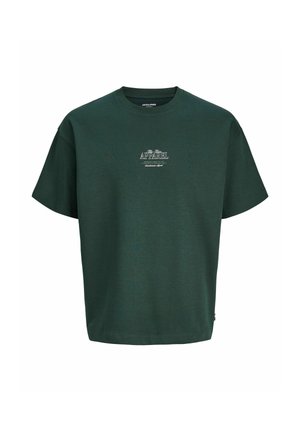 T-shirt vert foncé à manches courtes avec un petit texte blanc « The True Apparel » sur la poitrine et un col rond.
