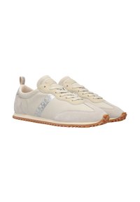 Cremfarbene Sportschuhe mit Obermaterial aus Wildleder und Stoff, ausgestattet mit einem glänzenden Logo, Schnürdesign und strukturiertem Gummi-Außensohle.