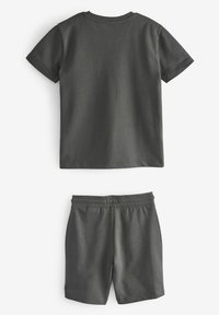 Next T-SHIRT AND SHORTS 2 PIECE SET - Shorts - charcoal grey