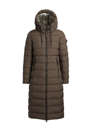 Garšs, brūns pūka mētelis ar kapuci, kas ieguvis horizontālu quiltēšanas dizainu, priekšējo rāvējslēdzēju un divām sānu kabatām. Iekšpuse odere ar atstarojošu materiālu.