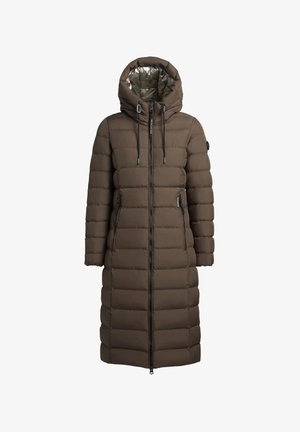 Pikk, pruun puffer-jope kapuutsiga, horisontaalse tikandi disainiga, ees lukuga ja kahe küljetaskuga. Siseosa on kaetud peegelduva materjaliga.