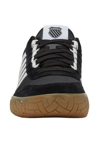 Baskets noires et grises en matériaux en daim et textile, avec des lacets blancs, le logo K-Swiss, et une semelle en caoutchouc gomme avec un motif texturé.