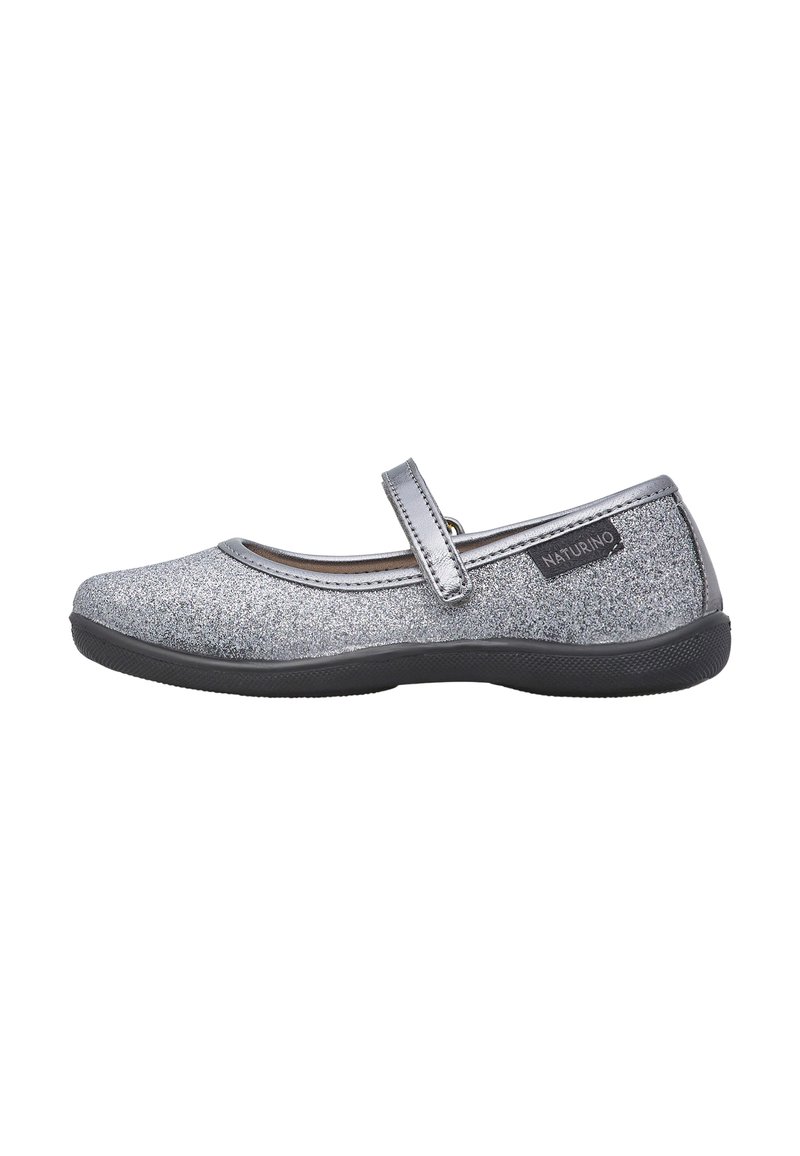 Scarpa Mary Jane glitterata argento con punta rotonda, tomaia sintetica, cinturino regolabile e suola in gomma. Design compatto e leggero.