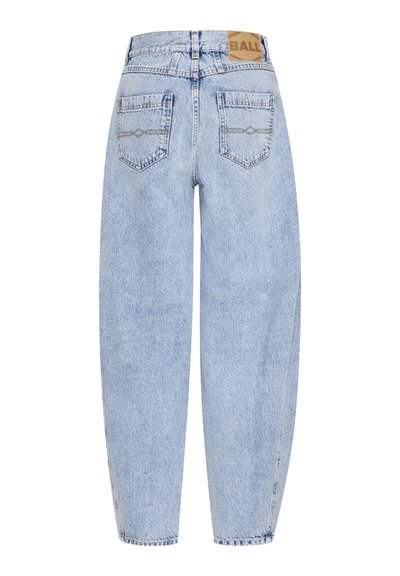 Svijetloplave traperice visokog struka s opuštenim krojem, s dva stražnja džepa, suptilnim šavovima i oznakom branda u smeđoj boji na pojasu.