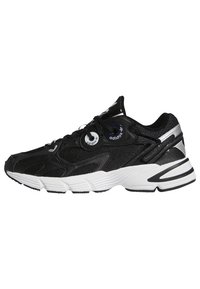 Shoe atléticos pretos com um upper em malha, detalhes texturizados, sola branca e acabamentos em prata. Apresenta atacadores redondos e entressola almofadada.