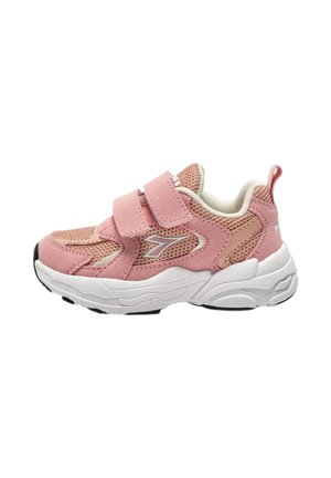 Scarpa da ginnastica rosa per bambini con mesh traspirante, due cinturini a strappo, suola imbottita bianca e logo laterale, mostrata su sfondo bianco.