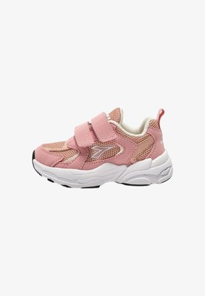 Scarpa da ginnastica rosa per bambini con mesh traspirante, due cinturini a strappo, suola imbottita bianca e logo laterale, mostrata su sfondo bianco.