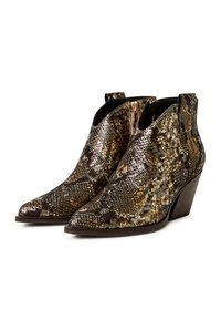 Bottes de cheville à bout pointu avec un motif serpent en or, brun et noir, avec un petit talon compensé et une fermeture éclair sur le côté.