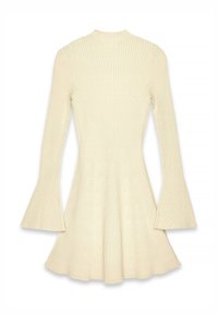 Vestido de punto en color crema con textura acanalada, mangas largas de campana, cuello alto y falda acampanada.