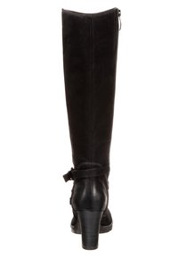 Bottes en cuir noires, hautes, avec une finition texturée, dotées d'une fermeture éclair à l'arrière, de détails en sangle et d'un talon empilé.