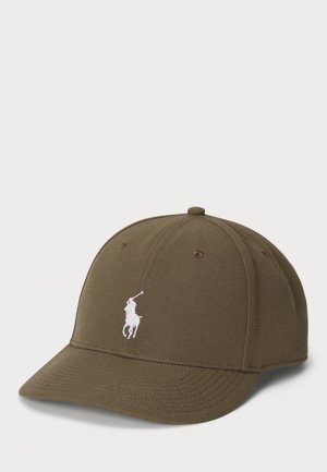 Gorra de béisbol verde oliva con visera curva y logo bordado en blanco de jugador de polo en el centro delantero.