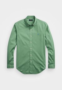Zielona koszula zapinana na guziki, wykonana z bawełny, z długimi rękawami, z wyłogami w kształcie szpicy i małym niebieskim logo na piersi. Gładka tekstura.