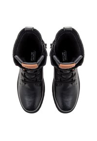 Schwarze Lederstiefeletten mit einer glatten Textur, Schnürdesign und einem braunen Akzent am Schaft. Mit einem gepolsterten Einstieg für mehr Komfort.