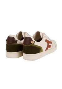 Sneakers in pelle bianca con accenti marroni e dettagli in suede verde oliva. Presentano un design con lacci e un logo sul lato.