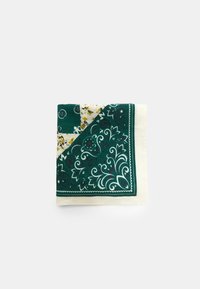 Bandana vert et blanc avec des motifs floraux et paisley ; présente une texture douce et des bordures contrastées en vert foncé et ivoire.