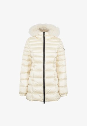 Chaqueta tipo puff en color crema con patrón de acolchado horizontal, cremallera negra y capucha forrada de pelo sintético. Presenta puños elásticos y bolsillos laterales.