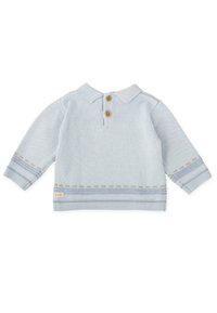 Pull en maille bleu clair avec des manches longues, un col polo et trois boutons en bois. Présente des rayures horizontales et une étiquette sur l'ourlet.