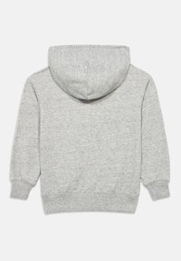 Γκρι φούτερ με κουκούλα. Κατασκευασμένο από μαλακό ύφασμα, διαθέτει στρογγυλεμένο λαιμόκοψη και μακριά μανίκια, με ριμπ μανσέτες και τελείωμα.