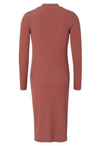 Geripptes Langarmkleid in staubrosa Farbe, mit hohem Ausschnitt und figurbetonter Silhouette, das bis zur Mitte der Wade reicht.