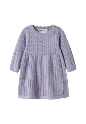 Robe bébé en tricot lavande avec manches longues, texture à motifs, encolure et poignets côtelés, et deux boutons sur une épaule.