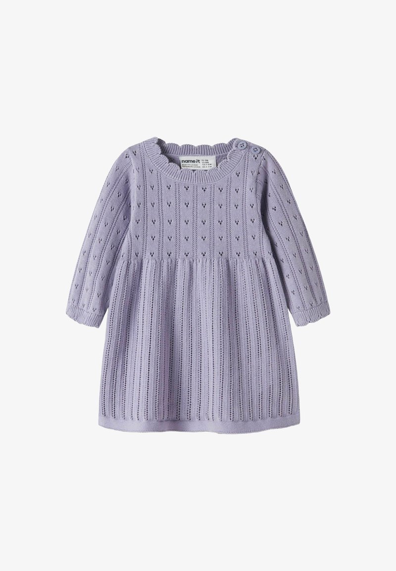Robe bébé en tricot lavande avec manches longues, texture à motifs, encolure et poignets côtelés, et deux boutons sur une épaule.