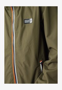 Non sélectionné, Khaki