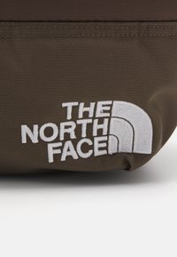 The North Face NUPTSE TOTE UNISEX - Maisiņveida soma - smokey brown