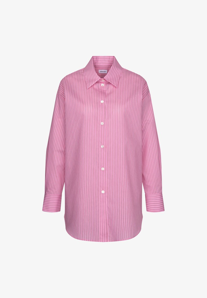 Chemise rose à manches longues avec fines rayures verticales, boutonnage sur le devant, col pointu et poignets boutonnés sur fond blanc.