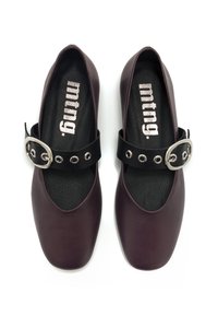 Ballerine bordeaux con punta tonda, cinturino alla caviglia nero con fibbia in argento e dettagli a occhiello, texture in pelle liscia e soletta imbottita.