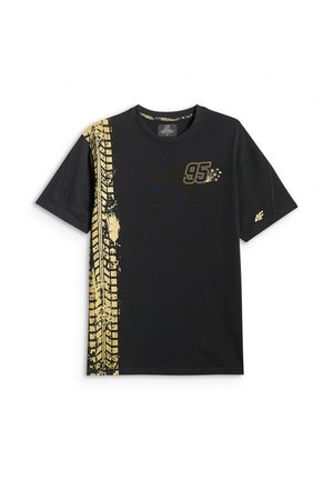 Czarny t-shirt z krótkim rękawem z żółtym wzorem śladu opony po lewej stronie, numerem 95 i gwiazdkami na piersi oraz małym logo na prawym rękawie.