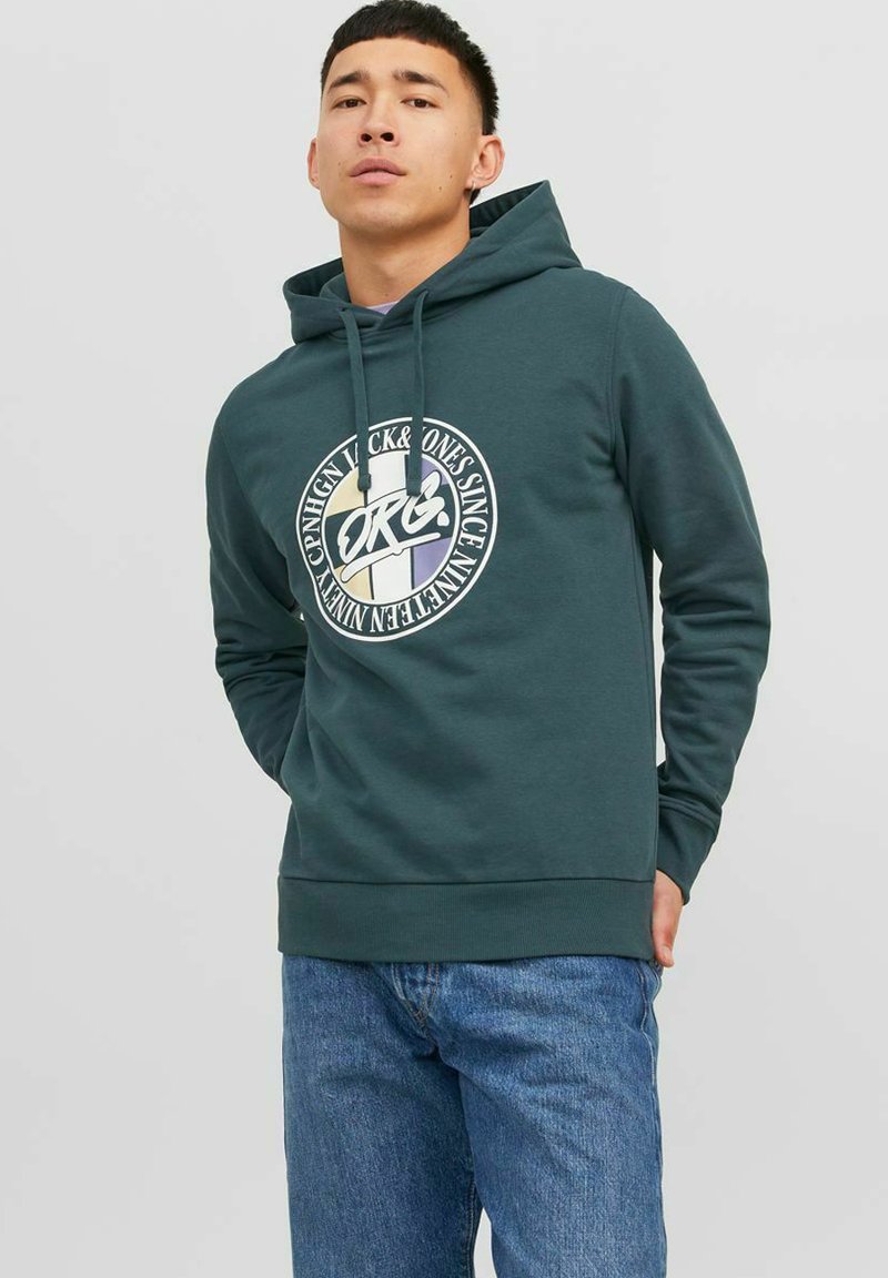Sudadera verde oscuro con un diseño de logo en la parte frontal, capucha con cordón y puños acanalados. Confeccionada en una tela suave, presenta un corte relajado.