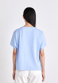Tommy Jeans SLIM ESSENTIAL LOGO TEE - Βασικό μπλουζάκι - vessel blue