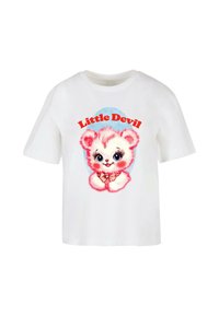 Hvit bomulls t-skjorte med et rosa og hvitt stoffbjørne-motiv med store øyne, og teksten "Little Devil" i fet rød over.