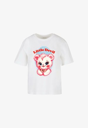 Bílý bavlněný tričko s grafickým motivem růžového a bílého plyšového medvídka s velkýma očima a textem "Malý Ďábel" v tučném červeném písmu nad ním.