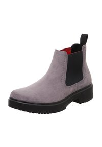 Szary zamszowy botek za kostkę z czarnymi elastycznymi panelami po bokach, czarną teksturowaną podeszwą i czerwoną podszewką wewnętrzną; posiada pętelkę do ściągania z tyłu.