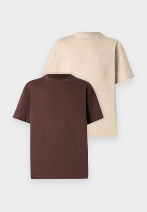 Two short-sleeve t-shirts: one in dark brown and one in light beige. Made of cotton, featuring a round neckline and relaxed fit.