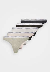 Set di perizoma Calvin Klein disponibile in cinque colori: grigio, nero, blu scuro, bianco e rosa, con una cintura morbida e un design minimalista.