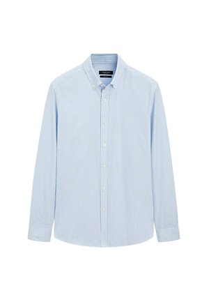 Lyseblå skjorte med knapper, vertikale hvide striber, lange ærmer og klassisk krave. Bomuldsstof med glat tekstur.