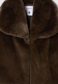 Cappotto di pelliccia sintetica marrone con ampio colletto, caratterizzato da una consistenza morbida e un'apertura frontale pulita. L'etichetta indica la taglia piccola.