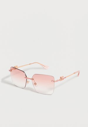 Occhiali da sole quadrati senza montatura con lenti sfumate rosa e sottili aste dorate, con dettagli decorativi gioiello vicino alle cerniere.
