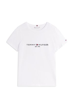 Hvit T-skjorte med korte ermer med "Tommy Hilfiger EST. 1985"-logo og lite merke på venstre erme.