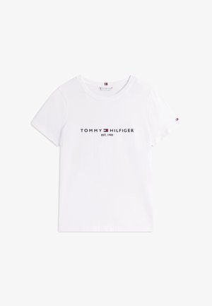 Hvit T-skjorte med korte ermer med "Tommy Hilfiger EST. 1985"-logo og lite merke på venstre erme.
