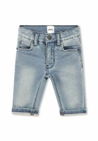 Shorts in denim blu chiaro, con cinque tasche, passanti per cintura e orlo arrotolato. Etichetta del marchio "BOSS" situata nella vita.